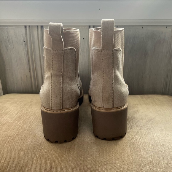 Dolce Vita pull on Suede Chelsea Ankle Boots in Taupe nude lug sole size 8 - Picture 4 of 9